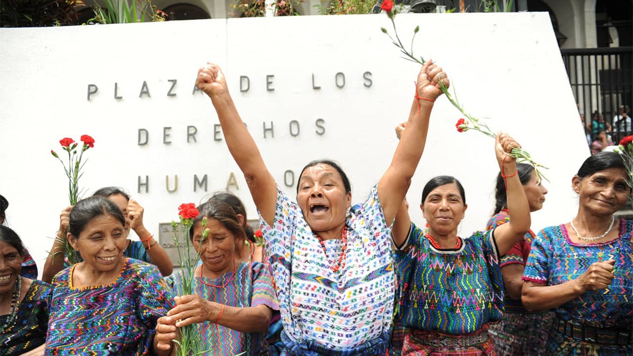 Mujeres Maya Achi participan en la conmemoración del Día Nacional contra las Desapariciones Forzadas en Ciudad de Guatemala el 21 de junio de 2019. En enero de 2022, ganaron un juicio contra cinco antiguos paramilitares que las sometieron a actos de violencia sexual y esclavitud durante el conflicto armado interno.